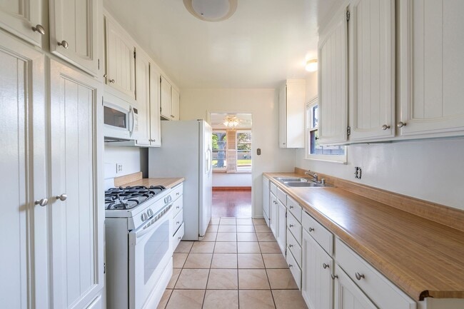 Building Photo - 501 Kansas St