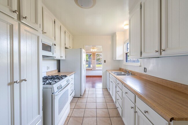 Building Photo - Cozy El Segundo Home Rental!