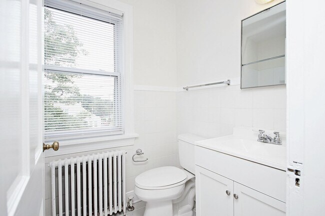 Building Photo - Student-Friendly Home in Desirable Univers...