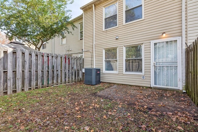 Building Photo - Cute townhome in Cavalier Manor!