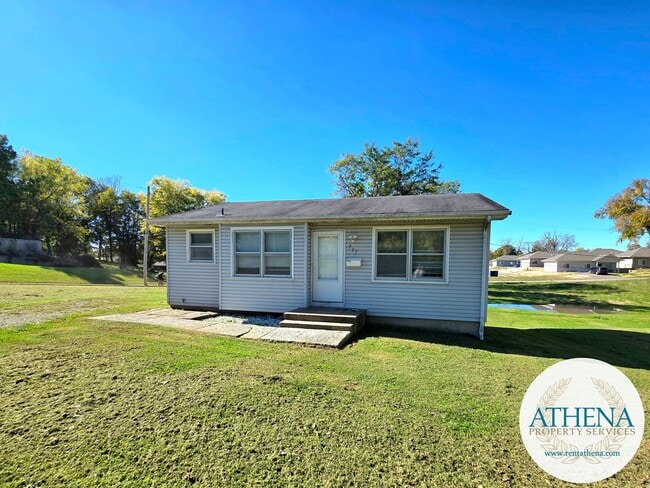 Primary Photo - 2 Bedroom / 1 Bath House with Yard & W/D H...