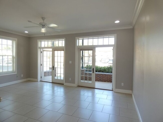 Building Photo - 415 E Romana St