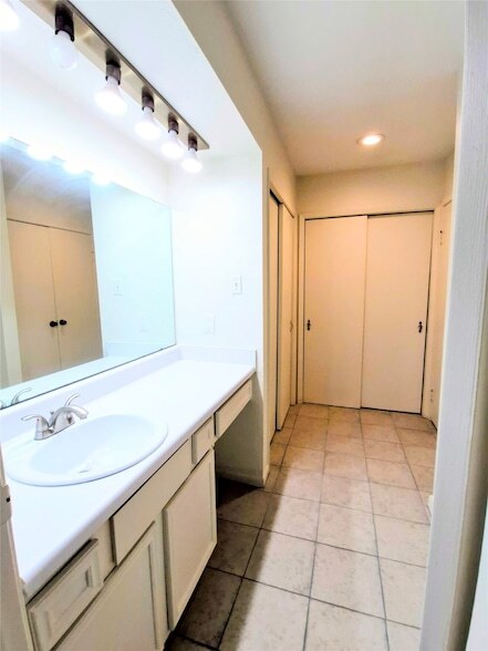 Building Photo - 500 Tiki Dr