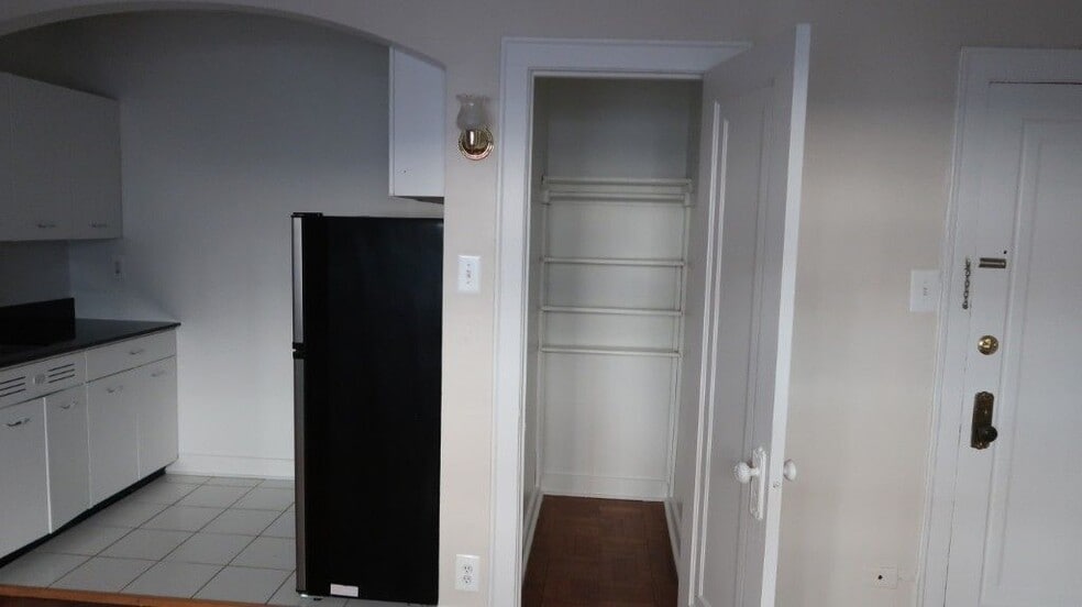 Building Photo - 1209 W Sherwin Ave