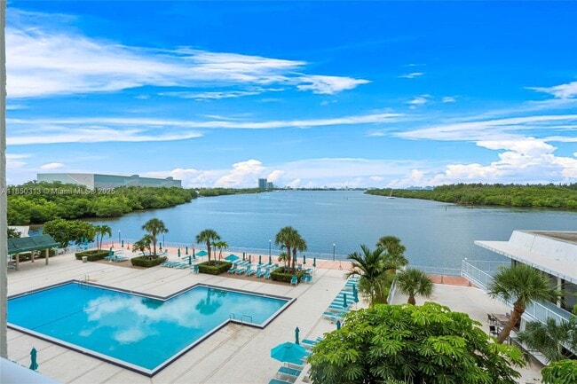 Building Photo - 300 Bayview Dr