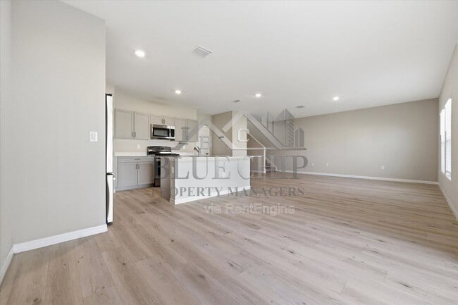 Building Photo - 12937 Camarillo Pl