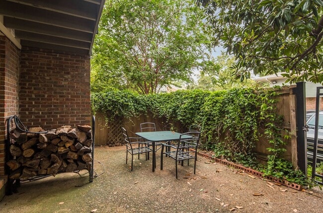 Building Photo - Fall Special - 1/2 off first month's rent!