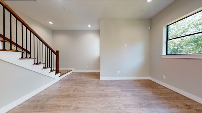 Building Photo - 806 E 39th St