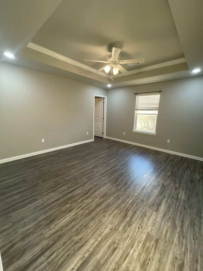 Building Photo - Spacious 3/2 with Large Lawn Area