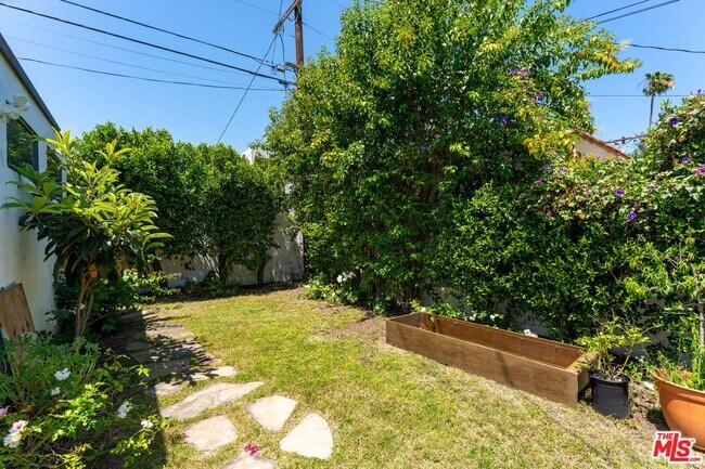 Building Photo - 537 N Poinsettia Pl