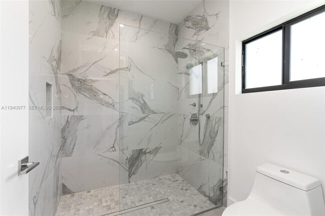 Building Photo - 2560 NE 199th St