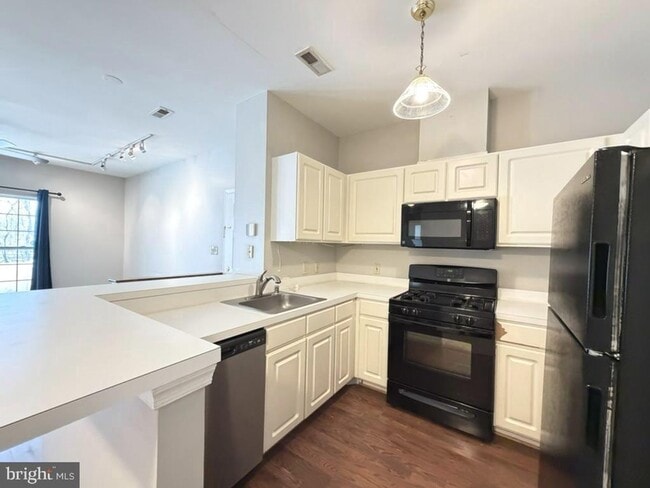 Building Photo - Beautiful 2bd 1bth private patio-level condo in New Town with a peaceful wooded view!