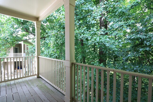 Building Photo - Top-Floor 3BD/3BA seconds to Downtown Crown!