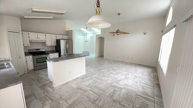 Building Photo - Come see this beautiful 3 bedroom, 2 bath, 2 car garage home for rent near Citrus Park Mall!