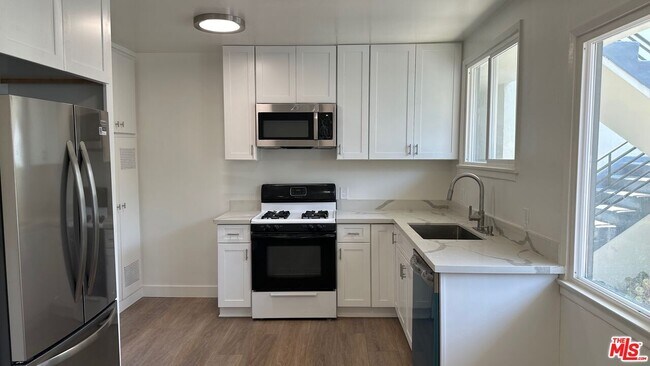 Building Photo - 517 S Kenmore Ave