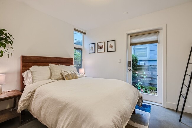 Building Photo - Queen Anne Home