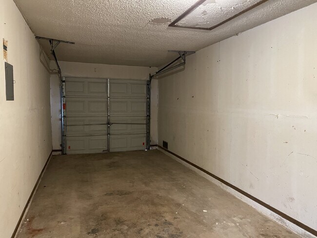 Building Photo - Gorgeous 3 bedroom, 2 bedroom with garage ...