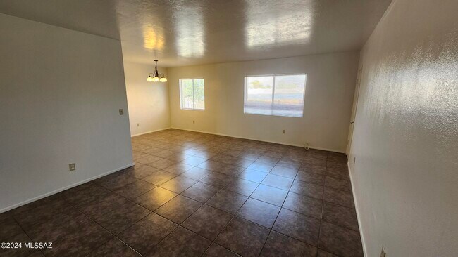 Building Photo - 810 S Kolb Rd
