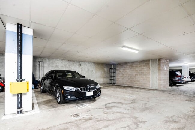 Building Photo - Gorgeous 2 bed, 3 bath Condo w/ 2 Car Gara...