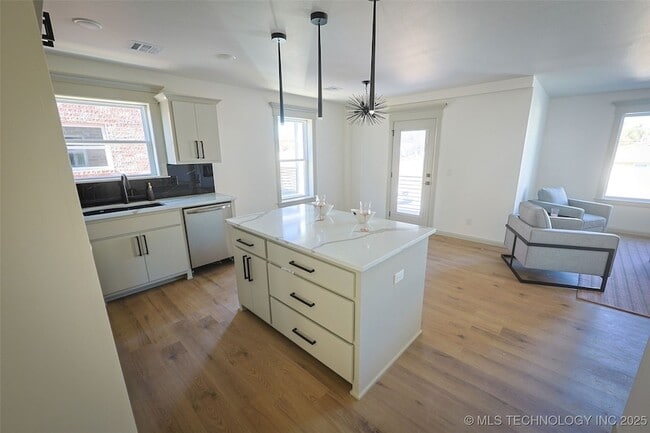 Building Photo - 108 W 2nd St