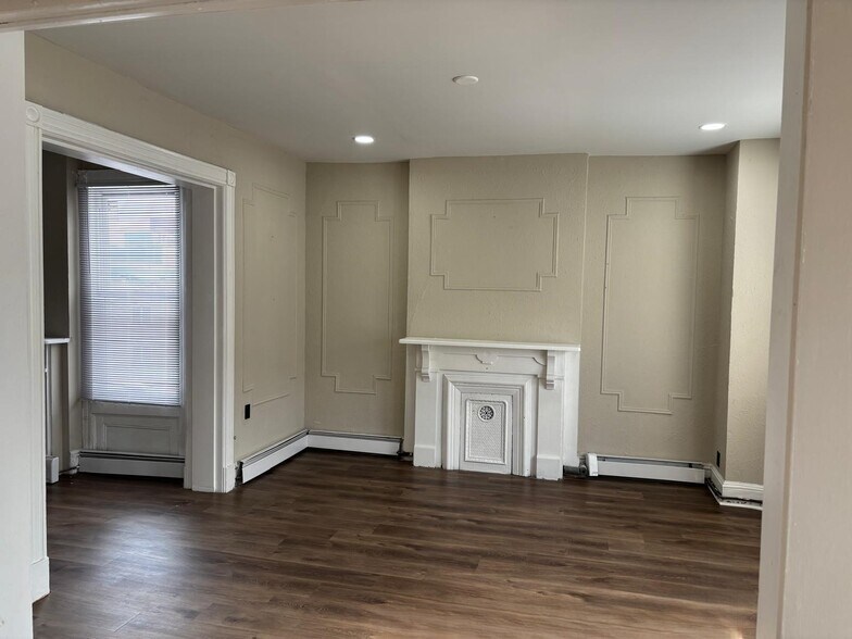 Building Photo - 633 Main St