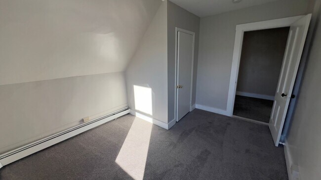 Building Photo - Spacious Sunny 2 BR-Walk to Downtown-Laund...