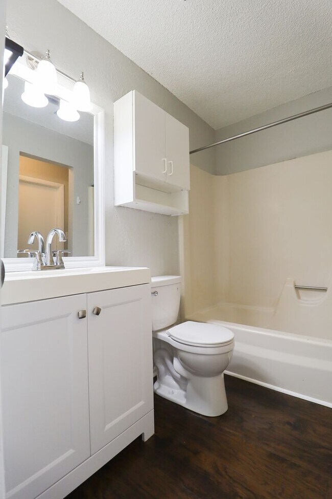 Building Photo - Recently renovated 2 Bedroom!