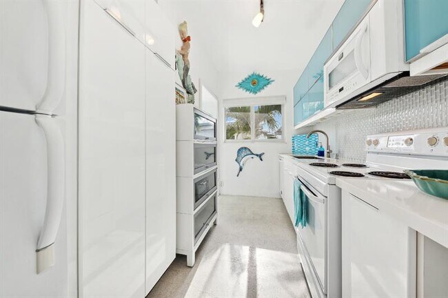 Building Photo - 425 Bayshore Dr