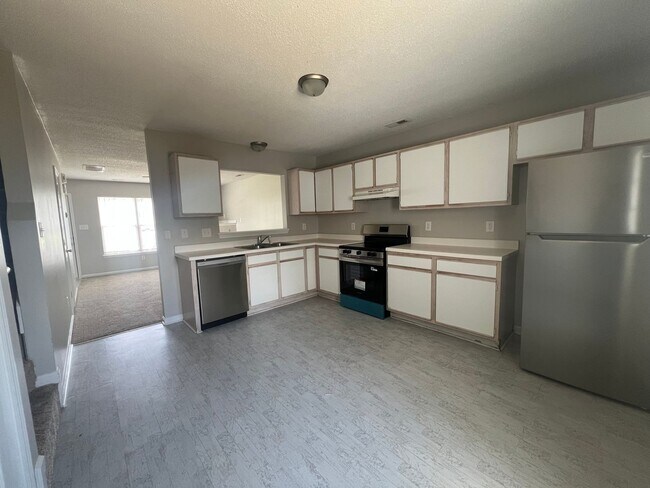 Building Photo - This property features 2 bedrooms and 2.5 bathrooms. Conveniently located near shopping centers, ...