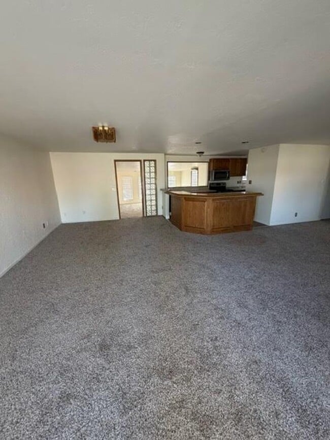 Building Photo - Charming 3 Bedroom Home