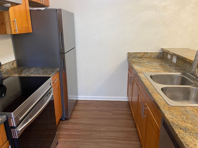 Building Photo - Townhouse Condo 2 BD / 1.5 BA