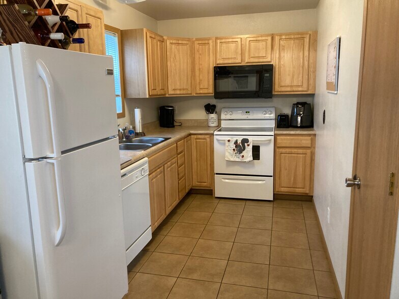 Building Photo - 1521 Springbrook Dr