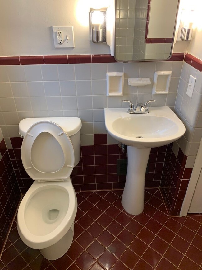 Building Photo - Charming 4-bedroom, 2-bathroom home located in the Covedale area