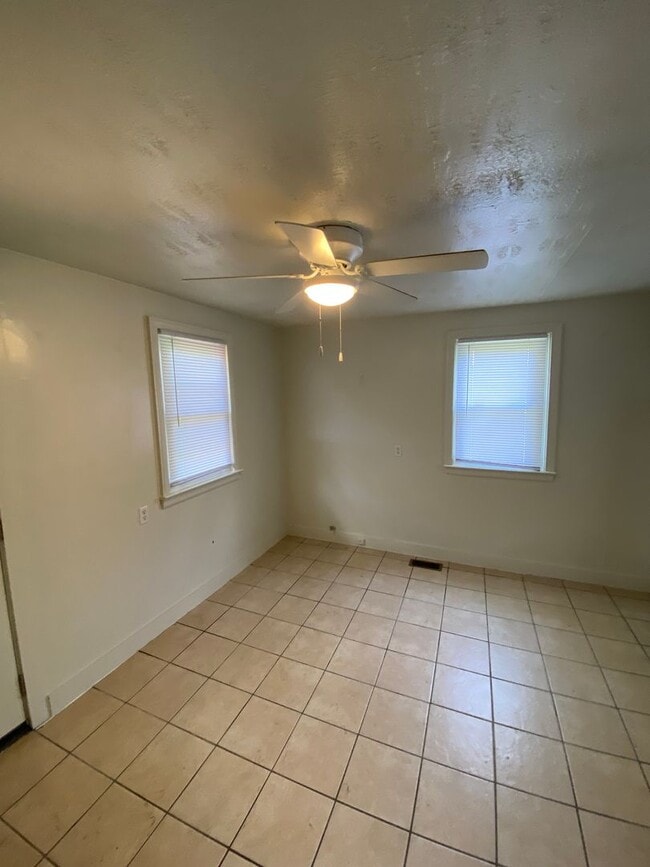 Building Photo - 2 Bedroom House Basement & Garage - Fenced...