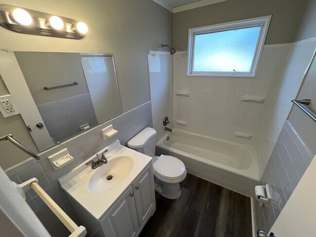 Building Photo - Recently Renovated Three Bedroom Move In R...