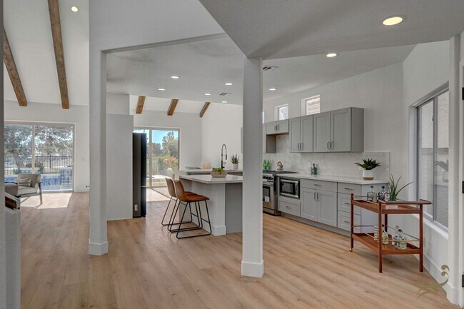 Building Photo - 3 Bedroom, 2.5 Bath Golf Course Home in Guard-Gated Canyon Gate