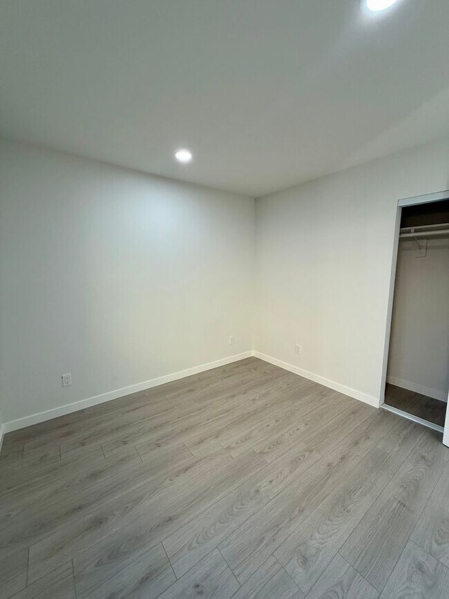 Building Photo - 845 W 76th St
