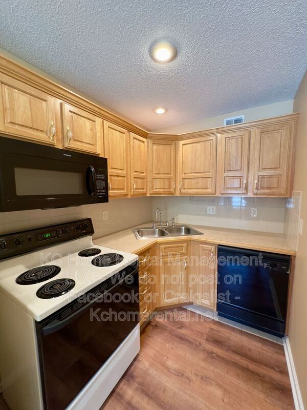 Building Photo - 8643 Melrose St