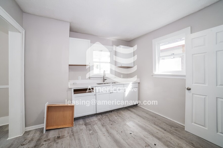 Building Photo - 608 E Thrush Ave