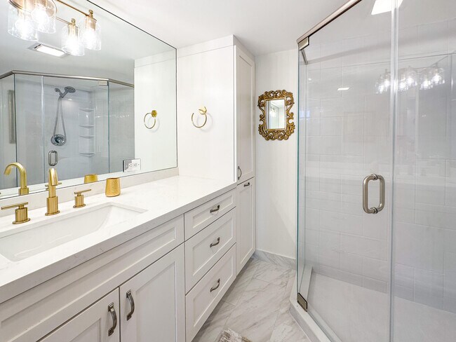 Building Photo - 4800 Bayview Dr