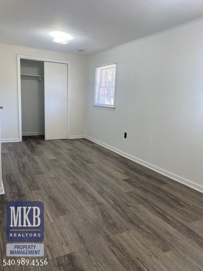 Building Photo - 4 Bedrooms, 2.5 Baths, Split Foyer, Locate...