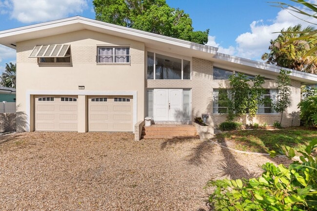 Building Photo - Waterfront 3 Bedroom in Yacht Club Estates