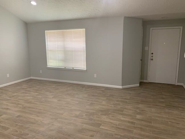 Building Photo - Coming Soon !