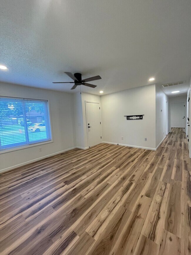 Building Photo - Great Location 3 bedroom 1 bath 1car garage