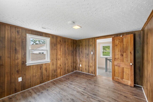 Building Photo - 1457 Caledon Rd