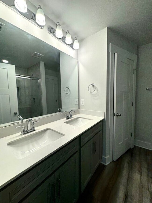 Building Photo - Gorgeous 3 Bedrooms-2.5 Baths - Prime Loca...