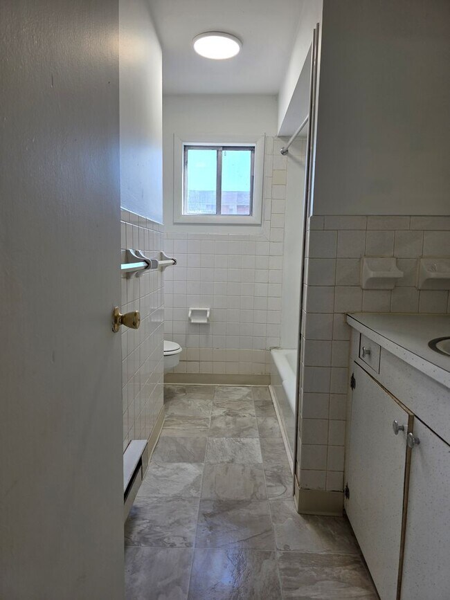 Building Photo - 2-bedroom upper