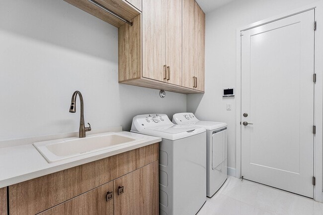 Building Photo - 8330 Essex Country Clb Dr