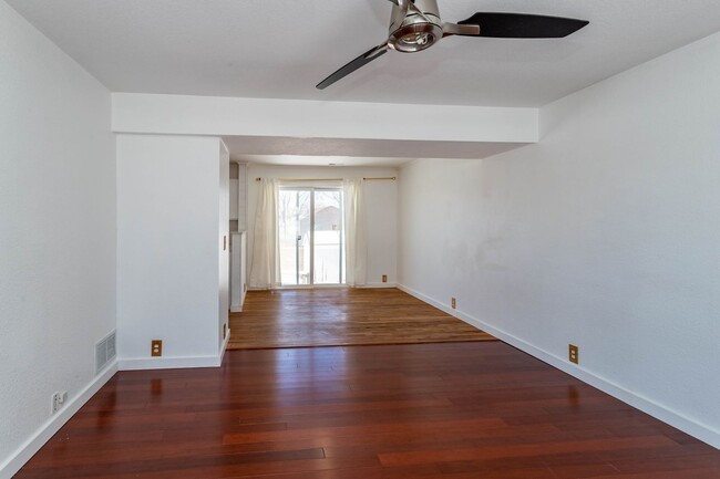 Building Photo - MODERN 3-BEDROOM HOME in CROSS CREEK w/ A/C