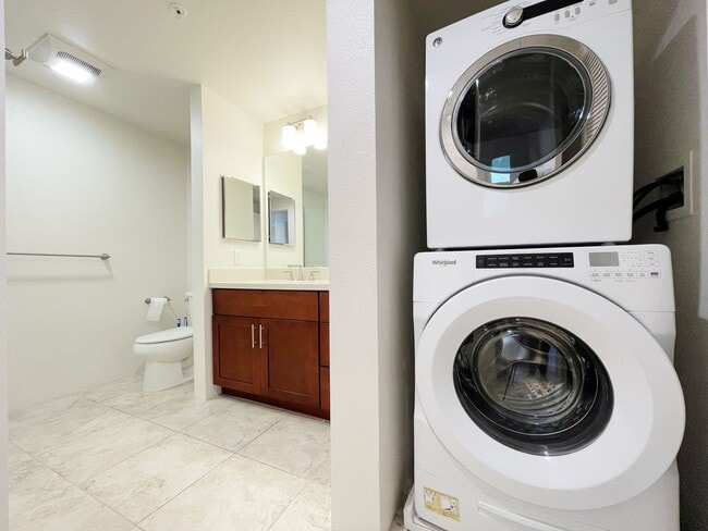 Building Photo - Pet Friendly 2-Bedroom Condo with Central ...